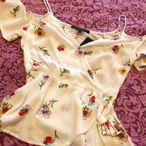 NWT ONE❤️CLOTHING \ Floral Cold Shoulder Top